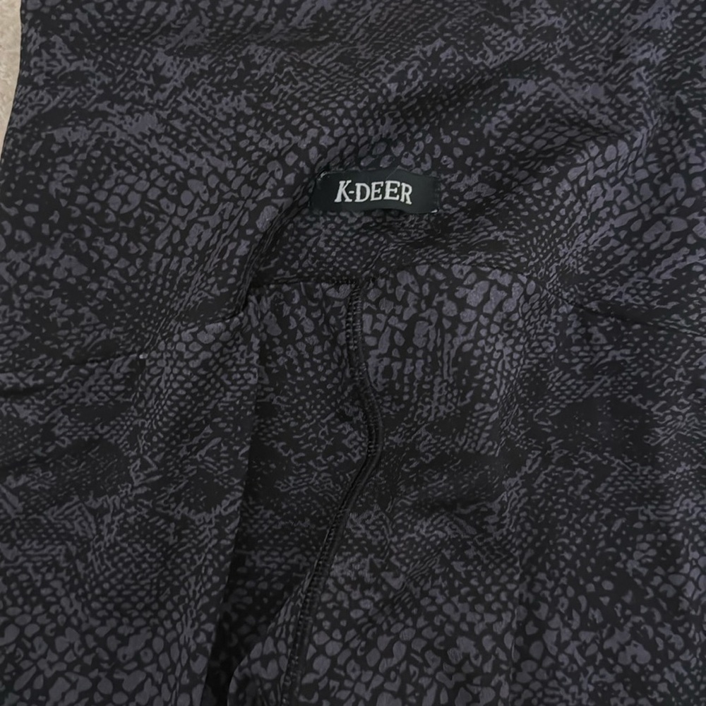 Very flattering leggings. Received them as a gift: worn once. Smoke free home.